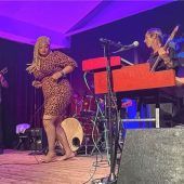 Enorme Bühnenpräsenz auf bloßen Strümpfen