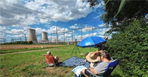 Schaulustige warten in Liegestühlen, neben Picknickdecke und Sonnenschirm, auf die Sprengung der Kühltürme des stillgelegten Kernkraftwerkes Grafenrheinfeld.Foto DPA