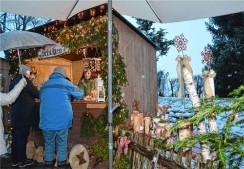 Schöne Dekorationen für die Adventszeit, alles aus eigener Herstellung, bieten die Vereine.Foto  Eder