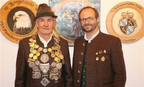 Schützenmeister Rupert Marinus Wörndl (rechts) übergab die Schützenkette an Sebastian Voggenauer.Foto rehberg