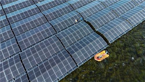 Schwimmende Photovoltaik-Anlagen, wie hier auf dem Cottbuser Ostsee, einem gefluteten ehemaligen Braunkohletagebau, sollen die Energiewende befeuern. Foto dpa