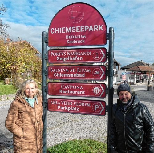 Seebrucks Tourist-Info-Leiterin und Initiatorin Christiane Lindlacher gemeinsam mit Museumsleiter Matthias Ziereis vor einem der speziellen Schilder. Foto Markus Müller