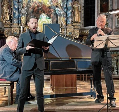 Seite an Seite musizierten Edgar Krapp (Cembalo), Korbinian Schlag (Bassbariton) und Professor Hansjörg Schellenberger (Oboe). Foto kirchner