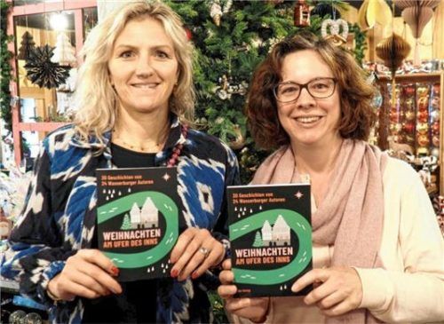 Sibylle Schuhmacher und Martina Sommerer (von links) freuen sich, dass es geklappt hat mit dem Wasserburger Weihnachtsbuch. Foto Weithofer