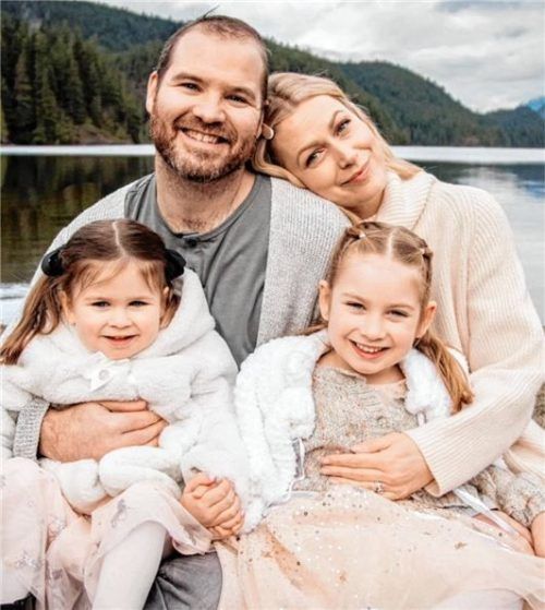 Sie hoffen auf ein Wunder: Wade MacLeod mit seiner Frau Karly und seinen beiden Töchtern Ava und Georgia. Foto Instagram