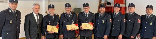 Sie tragen und trugen bei der Feuerwehr Zaisering die Verantwortung und sehen zu, dass im Ort möglichst keine Dramen passieren: (von links) Kommandant Gerhard Taschner, Bürgermeister Rudolf Leitmannstetter, bisheriger Zweiter Vorsitzender Konrad Geidobler, bisheriger Vorsitzender Andreas Pfaffinger, bisheriger Kassier Christoph Stadler, bisheriger Schriftführer und neuer Vorsitzender Andreas Plankl, neuer Kassier Andreas Bonholzer, neuer Schriftführer Martin Summerer, neuer Zweiter Vorsitzender Ludwig Maier. Foto Feuerwehr