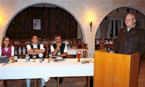 Sind stolz auf Sparten und Vereinsmitglieder des SV Bad Feilnbach (von rechts) der wiedergewählte Erste Vorsitzende Wolfgang Dostthaler, Schatzmeister Christian Seiffert, der Zweite Vorsitzende Christian Matschina und Sabine Determeyer vom Vereinssekretariat.Foto Strim