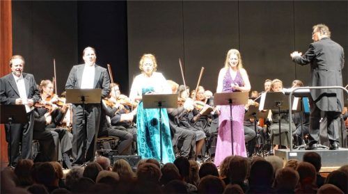 Singen im Quartett: (von links) Bariton Oskar Hillebrandt, Tenor Markus Herzog, Mezzosopranistin Kayo Hashimoto und Sopranistin Sieglinde Zehetbauer. Es dirigiert Georg Hermansdorfer. Foto Füchtner