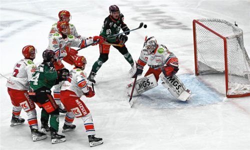 Situationen wie diese wollen Stefan Reiter (Bildmitte) und die Starbulls Rosenheim am Wochenende besser nutzen. In diesem Fall sprang der Puck aus der Luft neben das Tor.Foto Hans-Jürgen Ziegler
