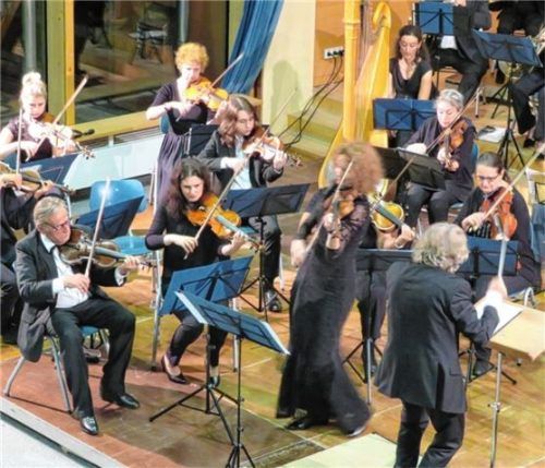 Solistin Sanja Rokic (Mitte) legte ihr ganzes Temperament in den feurigen Csardas. Ganz links ist Konzertmeister Puiu Gurguta, stehend Dirigent Georg Haider zu sehen. Foto jaensch