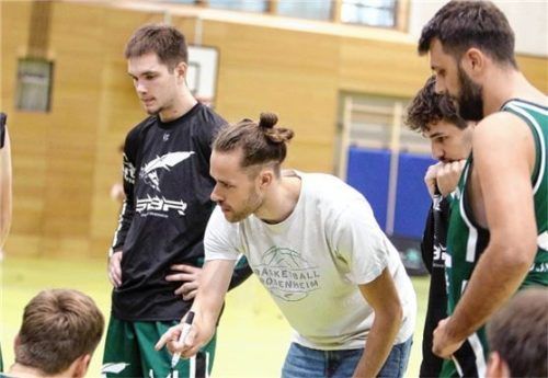 Spartans-Coach Johannes Raab und sein Team holen den zweiten Sieg nach Anfangsschwierigkeiten. Foto Fehrmann