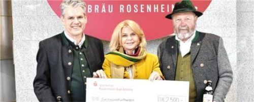 Spende für Projekte junger Brauchtumspfleger: Wolfgang Dichtl, Marisa Steegmüller und Walter Weinzierl (von links) bei der Spendenübergabe. Foto hö