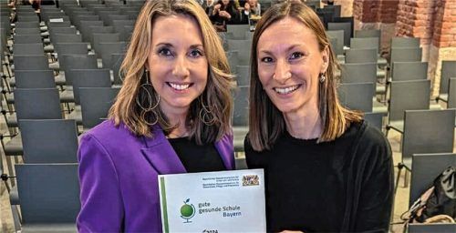 Sportlehrerin Anne Schuster (rechts), die das Projekt auch initiiert hat, erhält die Urkunde aus den Händen von Kultusministerin Anna Stolz. Foto  Gymnasium Marquartstein