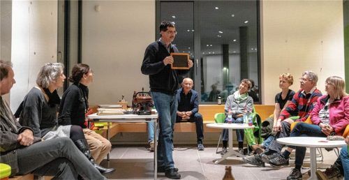 Stefan Reischl brachte aus dem Fundus des Heimatmuseums viel Analoges mit, unter anderem auch eine Schiefertafel aus Kolbermoorer Produktion. Foto Thomae