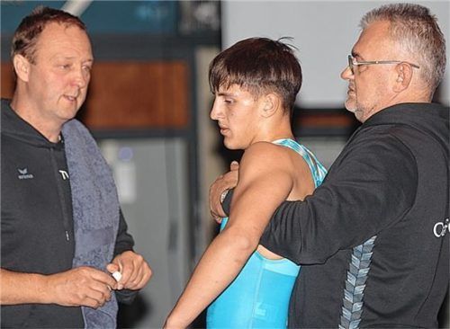 Stellten die eigenen Ringer optimal ein: Coach Christian Pribil (links) und Petar Stefanov (rechts) mit Bantamgewichtler Manuel Kuliev, der auch in Kottern eine ausgezeichnete Leistung bot.Foto Andreas Wittenzellner