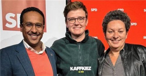 Stellvertretender Generalsekretär der BayernSPD, Dr. Ahmed Nasser, Bundestagskandidatin Reka Molnar, SPD-Kreisvorsitzende Alexandra Burgmaier (von links).Foto re