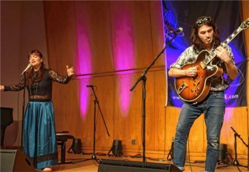 Stimmgewaltig und fingerfertig: Elina Duni und Rob Luft spielten im kleinen Kursaal ein höchst hörenswertes Konzert. Foto Friedrich