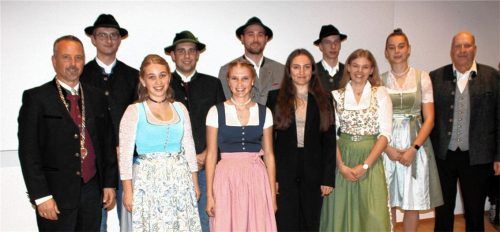 Stolz sind Bürgermeister Max Singer (links) und sein Stellvertreter, Christian Bergener, (rechts) auf ihre schulischen Leistungsträger.Foto Strim