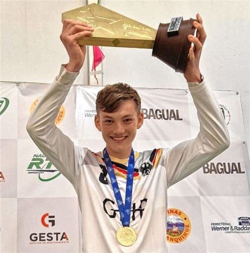 Stolzer U18-Weltmeister: Der Rosenheimer Faustballer Maxi Ortmeier mit der Siegertrophäe. Foto re
