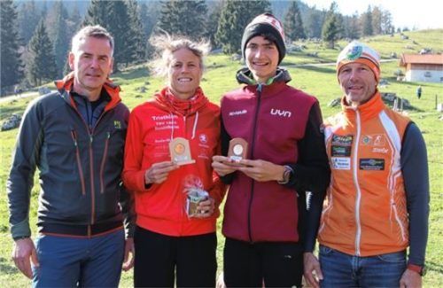 Strahlende Gesichter nach dem Rennen: Schirmherr Andi Scheck, Siegerin Renate Forstner, Sieger David Reichl und Organisator Günter Brendel (von links).Foto re