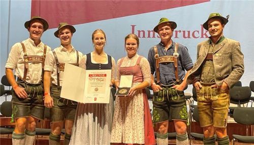 Strahlende Sieger beim Alpenländischen Volksmusikwettbewerb 2024: (von links) Hannes Schmid, Christoph Sinhart, Lisa Sinhart, Julia Sinhart, Flori Schmid und Jakob Hampel mit ihrer „Saitenstraßenmusi“.Foto  Steffenhagen