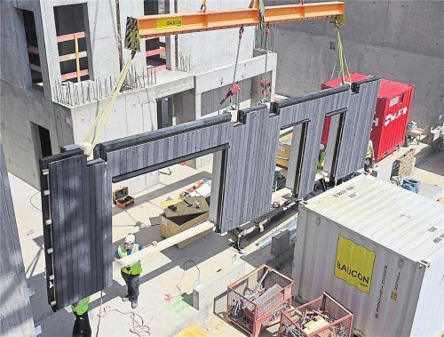 Stück für Stück wird das Haus beim Modulbau zusammengesetzt. Foto IMAGO / Joerg Boethling