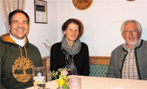 Suchen zum Erhalt der Liedertafel sangesfreudige Männer in allen Stimmlagen: (von links) Vorsitzender Hans Roth, Dirigentin Elisabeth Huber und Zweiter Vorsitzender Matthias Schwaiger. Foto Strim