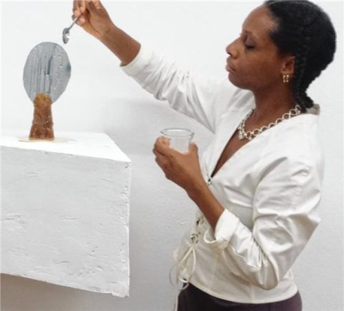 Sylvia Berté zeigt, wie das Material ihrer Handspiegel (Titel: „Ah mira – otra negra!“) aus verzinktem Stahl und Rohrzucker „arbeitet“. Foto Friedrich