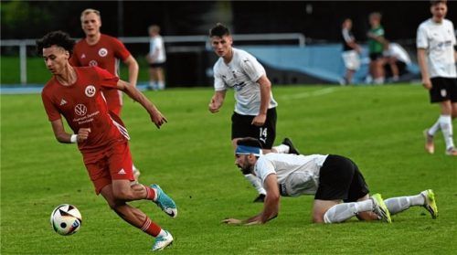 Szene aus dem Hinspiel in Rosenheim: 1860-Spieler Steven Khong-In ist hier obenauf, am Ende siegte allerdings der TSV Wasserburg.Foto Hans-Jürgen Ziegler