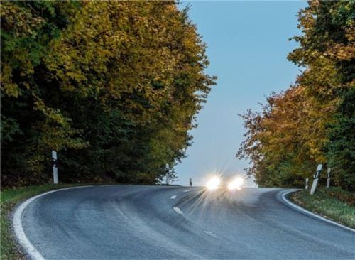 Tagfahrlicht ist seit 2011 für Neuwagen Pflicht. Foto dpa