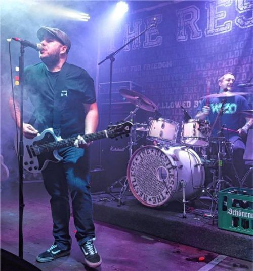„The Restless“ mit Sänger und Gitarrist Thomas „Tom“ Wörl, der auch Geschäftsführer und Veranstalter des Musik- und Kulturlokals Silo1 in Töging ist.Foto seitz