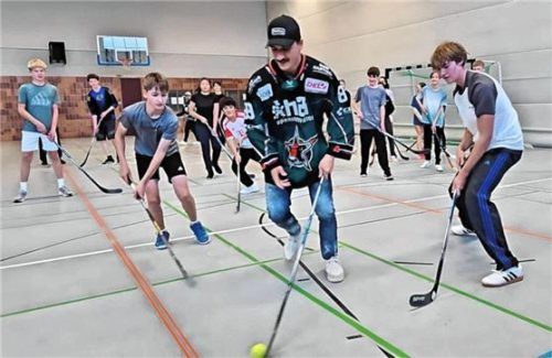 Tipps und Tricks für die Schüler gab es von den Starbulls-Stars. Foto re