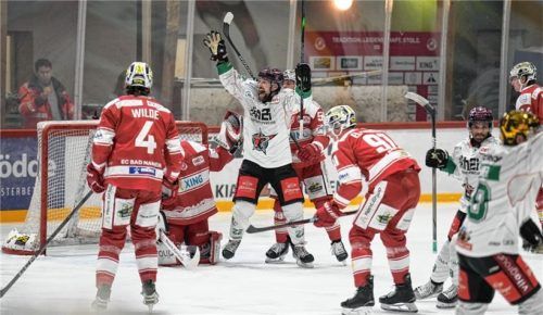 Tor für die Starbulls: Travis Ewanyk (Mitte) bejubelt das 1:0.Foto Andreas Chuc