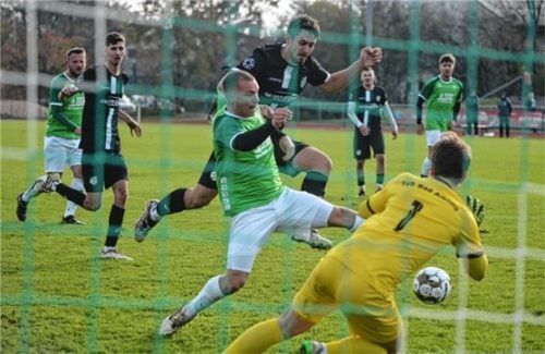 Torchance für Thomas Ofenmacher vom Sportbund im Heimspiel gegen Bad Aibling (grünes Trikot).Foto Franz Ruprecht