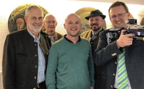Treffsicherheit bewiesen: Im Beisein von (von links) Schützenmeister Georg Mayer, Sportleiter Sepp Staudinger, den Stadträten Michael Krimplstötter sowie Christian Schönberger traf Bürgermeister Stephan Schlier mitten ins Schwarze. Foto Osterloher