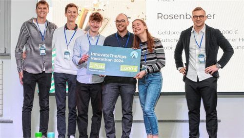 Über die Siegerprämie für innovative Lösungen beim zweiten ITA-Hackathon im Chiemgau freuten sich: (von links) Marco Lamprecht, Sebastian Manhart und Luc Sommer, Christian von Großmann und Carla Totter zusammen mit Preisstifter Patrick M. Petzka.Foto effner