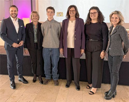 Über viele Fragen zu vielfältigen Themen waren auch (von links) der CSU-Landtagsabgeordnete Daniel Artmann, Schulleiterin Sigrid Rechenauer, Timo Heunisch vom Leistungsfach Politik und Gesellschaft, Landtagspräsidentin Ilse Aigner, Schülersprecherin Lisa Höhensteiger und CSU-Bundestagsabgeordnete Daniela Ludwig überrascht. Foto Baumeister