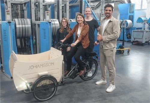 Übergabe des Lastenrads im OVB Druckzentrum (von links): Luisa Simon vom OVB-Projektmanagement, Gewinnerin Rita Kurfer, Andi Wagner, Leiter Logistik OVB, und Manuel Höllbauer von der Pierer New Mobility GmbH.