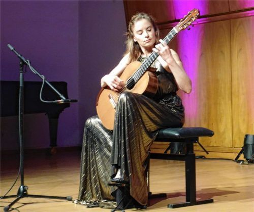 Umjubelter Auftritt: die kroatische Gitarristin Ana Vidovic war im Kursaal zu Gast.Foto füchtner