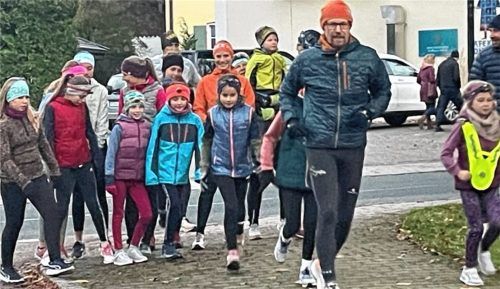 Und los geht‘s: Stephan Danhauser, Vorsitzender vom Lauffeuer Chiemgau (vorn), geht mit den Kindern auf die 1,7 Kilometer lange Trainingsstrecke für den Vorsilvesterlauf. Foto Kirchner