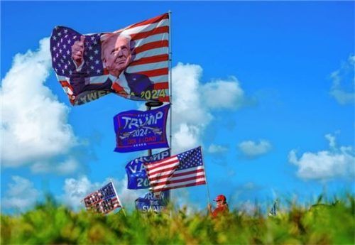 Unterstützer zeigen Flaggen in der Nähe des Mar-a-Lago-Anwesens des designierten US-Präsidenten Donald Trump. Foto DPA