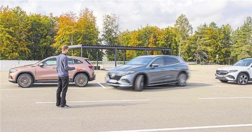 Unterstützung vom Assistenzsystem: Elektronische Helferlein machen das Autofahren sicherer und bequemer – am beliebtesten bei den Männern ist die Einparkhilfe, die von 41 Prozent regelmäßig genutzt wird. Foto Mercedes-Benz