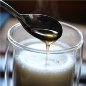 Heiße Milch mit Honig