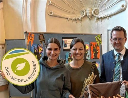 Verteilten die Brotzeitboxen an den Grundschulen: (von links) Stephanie Wimmer, Irmi Prankl und Bürgermeister Stephan Schlier. Foto re