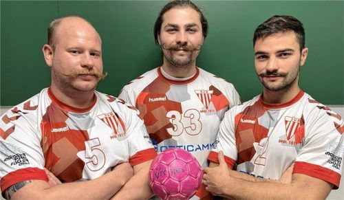 Viele der SVB-Handballer wie Lukas Wessely, Florian und Simon Rupp (von links) haben sich als optisches Zeichen der Verbundenheit für die „Movember 2024 Stiftung“ auch einen Schnurrbart wachsen lassen. Foto Neuwirth