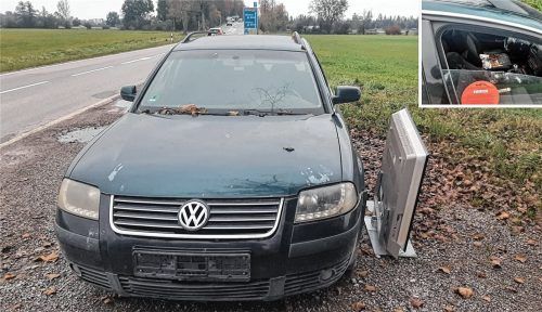 Vielen Wochen stand zwischen Bad Feilnbach und Bad Aibling ein Auto ohne Kennzeichen. Foto re