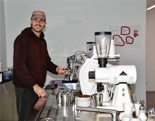 Viktor Walther hat gemeinsam mit Lukas Tralmer das „08 Coffee“ in Rosenheim eröffnet. Foto Schlecker