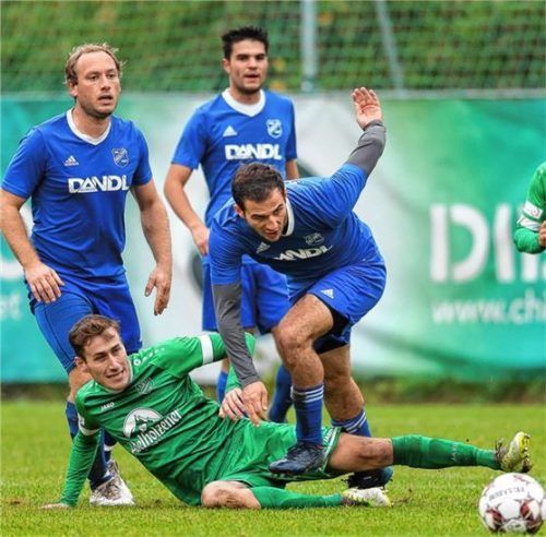 Voller Einsatz im Abstiegskampf: Florian Aigner (am Boden) erzielte Siegsdorfs Siegtreffer gegen Fridolfing.Foto Hans Weitz
