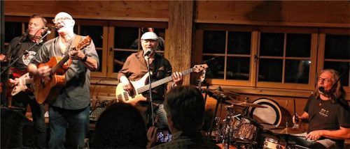 Volles Haus, volle Herzen: Schariwari sind Profis des bayerischen Folkrock.Foto benekam