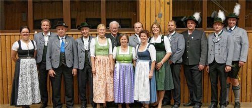 Vorsitzende Martina Lausch (links) ehrte langjährige Mitglieder für ihre Treue: (von links) Hans Englhart junior, Johann Stürzer senior, Klaus Gambos senior, Susanne Murnauer, Josef Stürzer, Angela Stürzer, Leonhard Huber junior, Margit Feller, Martina Bacher, Bernhard Heller, Stefan Kellerer, Michael Bonnetsmüller sowie Zweiter Vorsitzender Ludwig Seidl. Foto re